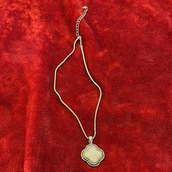 Vintage style clover Gold tone silver Necklace with Elegant Pendant - Picture 4 of 12